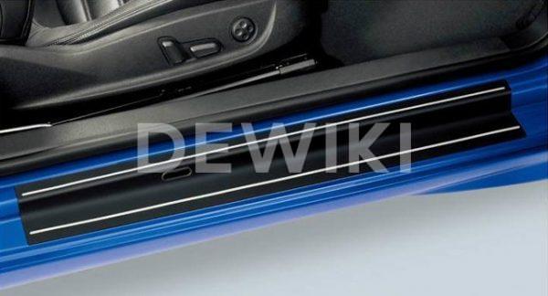 Защитная пленка на пороги Volkswagen Scirocco, черные с серебристыми полосами Защитная пленка на пороги Volkswagen Scirocco, черные с серебристыми полосами