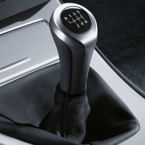 Кожаная рукоятка рычага МКПП с декоративной вставкой цвета жемчужно-глянцевый хром BMW M Performance E90/E91 3 серия