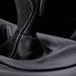 Кожух рукоятки АКПП из алькантары и кожи BMW M Performance E81/E87/E88/E82 1 серия Кожух рукоятки АКПП из алькантары и кожи BMW M Performance E81/E87/E88/E82 1 серия