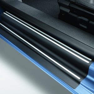 Защитная пленка на пороги Volkswagen Caddy, черные с серебристыми полосами Защитная пленка на пороги Volkswagen Caddy, черные с серебристыми полосами