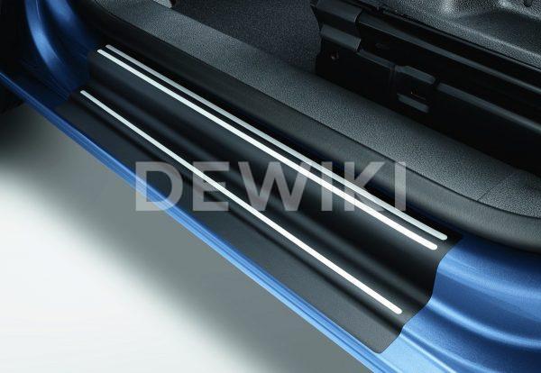 Защитная пленка на пороги Volkswagen Caddy, черные с серебристыми полосами Защитная пленка на пороги Volkswagen Caddy, черные с серебристыми полосами