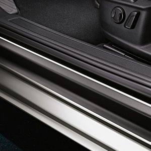 Защитная пленка на пороги Volkswagen Passat (B8), черные с серебристыми полосами Защитная пленка на пороги Volkswagen Passat (B8), черные с серебристыми полосами