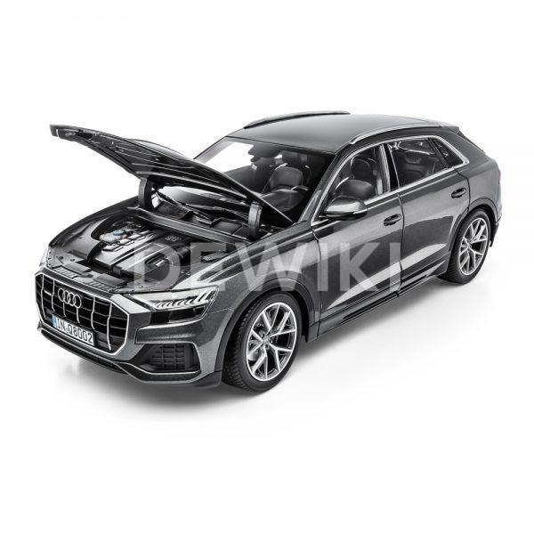 Модель в миниатюре Audi Q8, Samurai Grey, масштаб 1:18