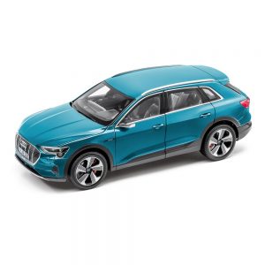 Модель автомобиля Audi e-tron, Antigua Blue, масштаб 1:18