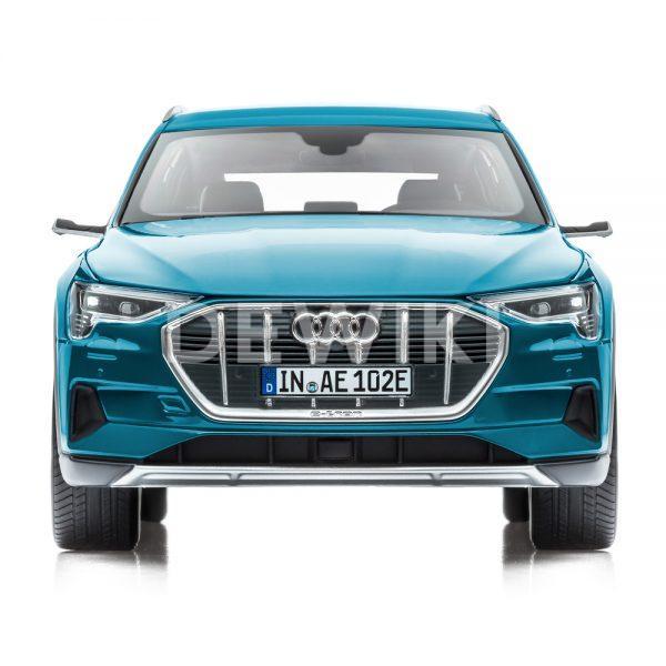 Модель автомобиля Audi e-tron, Antigua Blue, масштаб 1:18