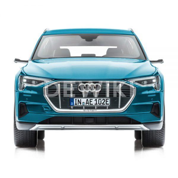 Модель автомобиля Audi e-tron, Antigua Blue, масштаб 1:18 Модель автомобиля Audi e-tron, Antigua Blue, масштаб 1:18