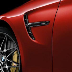 Декоративная накладка на левое крыло BMW M Performance блестящего черного цвета F83/F82 M4 Декоративная накладка на левое крыло BMW M Performance блестящего черного цвета F83/F82 M4