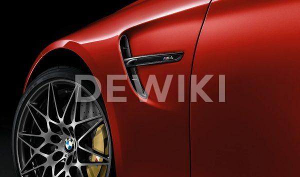 Декоративная накладка на левое крыло BMW M Performance блестящего черного цвета F83/F82 M4