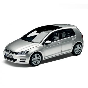 Модель в миниатюре 1:18 Volkswagen Golf 7, Reflex Silver Metallic Модель в миниатюре 1:18 Volkswagen Golf 7, Reflex Silver Metallic