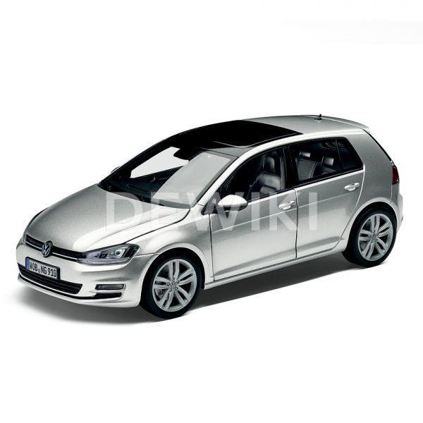 Модель в миниатюре 1:18 Volkswagen Golf 7, Reflex Silver Metallic
