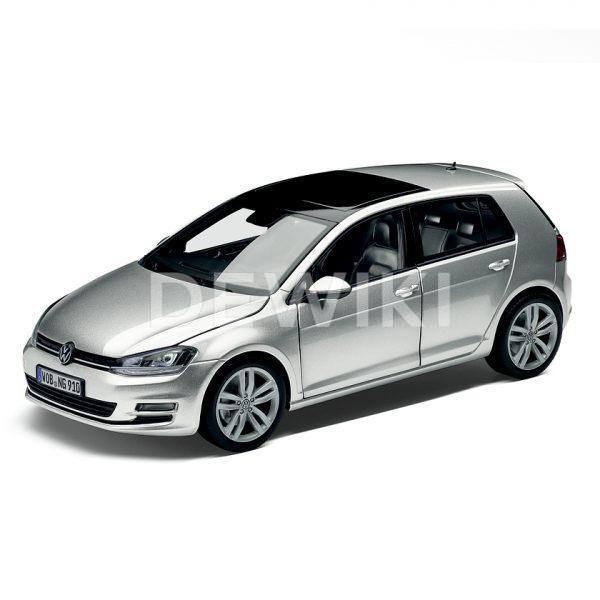 Модель в миниатюре 1:18 Volkswagen Golf 7, Reflex Silver Metallic Модель в миниатюре 1:18 Volkswagen Golf 7, Reflex Silver Metallic