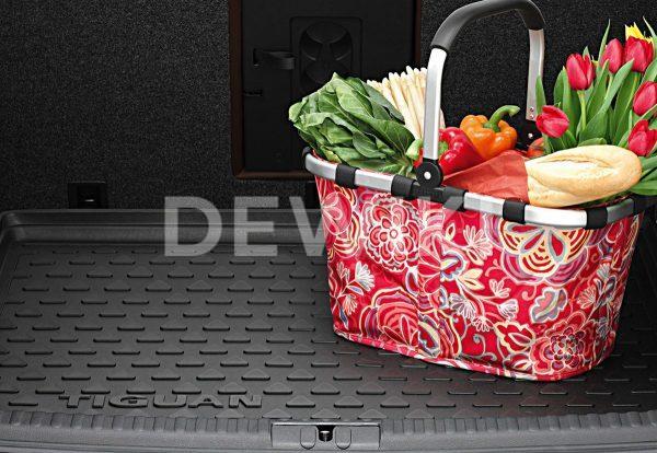 Коврик в багажник Volkswagen Tiguan (5N), с надписью, для автомобилей с базовым полом багажника Коврик в багажник Volkswagen Tiguan (5N), с надписью, для автомобилей с базовым полом багажника