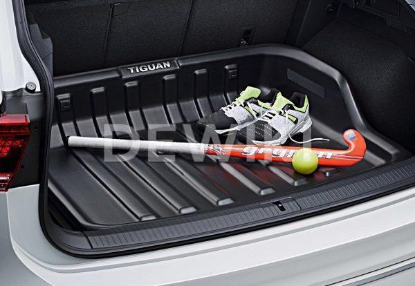 Поддон в багажник Volkswagen Tiguan с 2016 года, с надписью, для автомобилей с базовым полом багажника Поддон в багажник Volkswagen Tiguan с 2016 года, с надписью, для автомобилей с базовым полом багажника