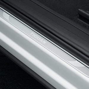 Накладки на пороги Volkswagen Tiguan (5N) с 2016 года, с надписью Tiguan Накладки на пороги Volkswagen Tiguan (5N) с 2016 года, с надписью Tiguan