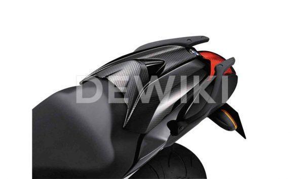 Карбоновая заглушка на пассажирское сиденье HP BMW K 1200 R / K 1300 R 2004-2012 год Карбоновая заглушка на пассажирское сиденье HP BMW K 1200 R / K 1300 R 2004-2012 год