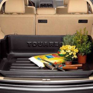 Поддон в багажник Volkswagen Touareg (7L), с надписью, для автомобилей с 2-зонным кондиционером Поддон в багажник Volkswagen Touareg (7L), с надписью, для автомобилей с 2-зонным кондиционером