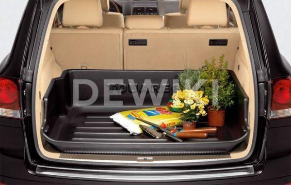 Поддон в багажник Volkswagen Touareg (7L), с надписью, для автомобилей с 2-зонным кондиционером Поддон в багажник Volkswagen Touareg (7L), с надписью, для автомобилей с 2-зонным кондиционером