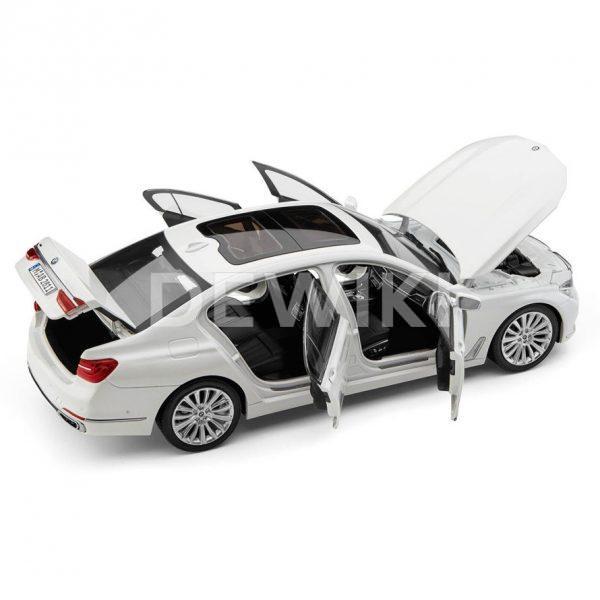 Миниатюрная модель BMW 7 серии Long, Mineral White, масштаб 1:18