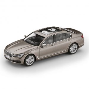 Миниатюрная модель BMW 7 серии Long версии, Cashmere Silver, масштаб 1:43 Миниатюрная модель BMW 7 серии Long версии, Cashmere Silver, масштаб 1:43