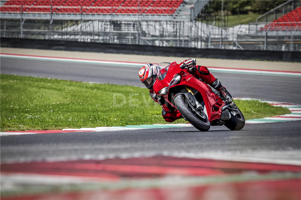 Ducati Panigale стант