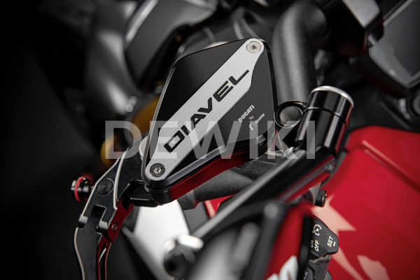 Крышка бачков тормозной жидкости и жидкости сцепления Ducati Diavel 1260 / 1260 S Крышка бачков тормозной жидкости и жидкости сцепления Ducati Diavel 1260 / 1260 S