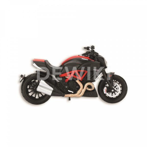 Коллекционная модель Ducati Diavel Carbon в масштабе 1:18 Коллекционная модель Ducati Diavel Carbon в масштабе 1:18