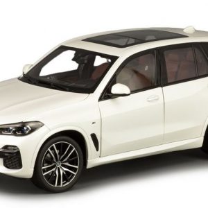 Миниатюрная модель BMW X5 (G05), Alpine White, масштаб 1:18 Миниатюрная модель BMW X5 (G05), Alpine White, масштаб 1:18