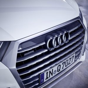 Молдинг решетки радиатора Audi Q7