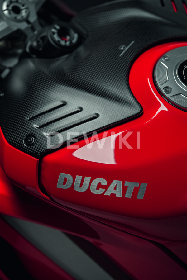 Карбоновая крышка на бак Ducati Panigale V4