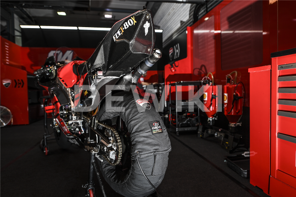 Комплект подогревателя шин Ducati Panigale V2 / V4 / Streetfighter V4 Комплект подогревателя шин Ducati Panigale V2 / V4 / Streetfighter V4