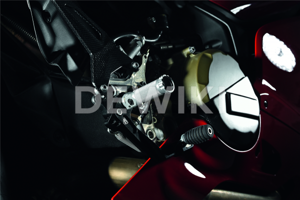 Регулируемые подножки водителя из алюминия Ducati 899 / 959 / 1199 / 1299 / R Panigale